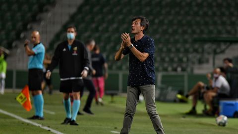 Pacheta dando indicaciones a sus jugadores durante el encuentro ante el Albacete Balompi&eacute;.