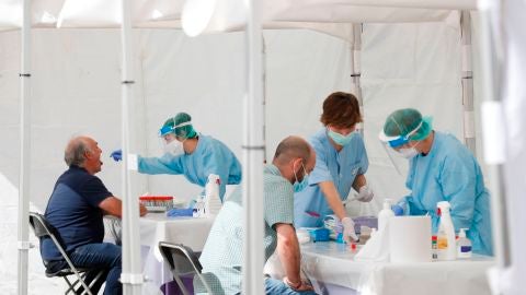 Los vecinos de Ordizia (Gip&uacute;zkoa) haci&eacute;ndose pruebas de coronavirus