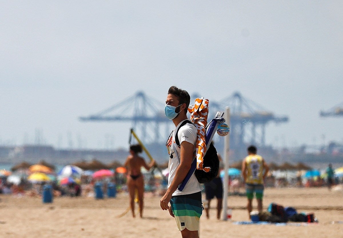 Canarias y los hoteleros de Tenerife piden que se matice la norma sobre el uso de mascarilla en la playa Canarias y los hoteleros de Tenerife piden que se matice la norma sobre el uso de mascarilla en la playa