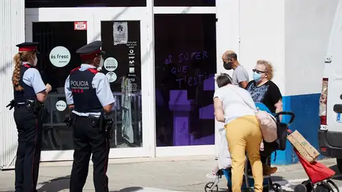 Mossos y ciudadanos con mascarilla en un pueblo del Segrià afectado por los rebrotes Mossos y ciudadanos con mascarilla en un pueblo del Segrià afectado por los rebrotes