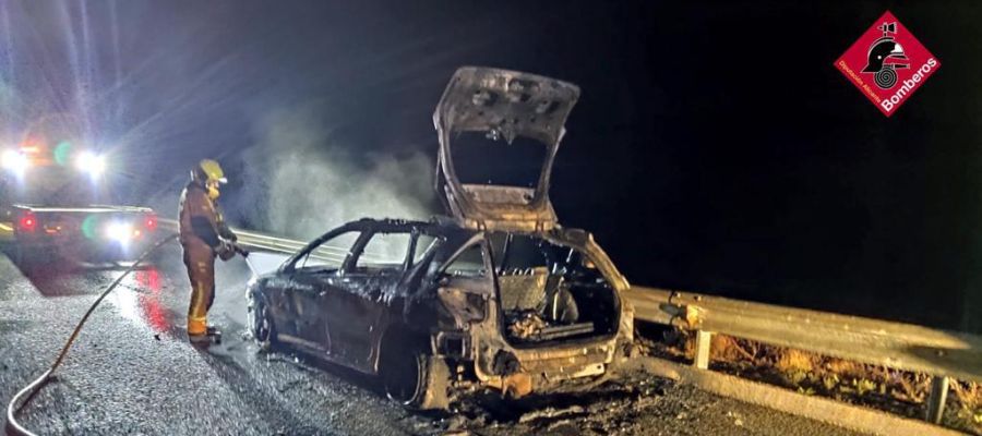 Incendio del vehículo en la AP-7 en Monforte del Cid. Incendio del vehículo en la AP-7 en Monforte del Cid.