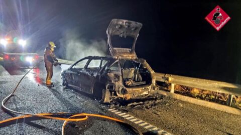 Incendio del veh&iacute;culo en la AP-7 en Monforte del Cid.