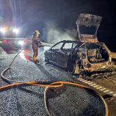 Incendio del vehículo en la AP-7 en Monforte del Cid.