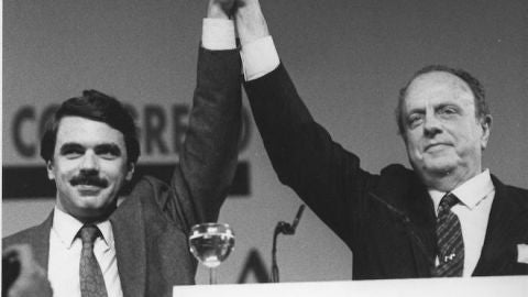 Jos&eacute; Mar&iacute;a Aznar es nombrado primer presidente del Partido Popular tras la refundaci&oacute;n del partido desde Alianza Popular. El fundador, Manuel Fraga, rompi&oacute; en el estrado una carta de dimisi&oacute;n sin fecha que le hab&iacute;a entregado Aznar en prueba de lealtad. &laquo;&iexcl;Ni tutelas ni tut&iacute;as!&raquo;, grit&oacute; Fraga