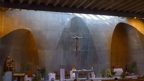 Iglesia de Santa Ana y Nuestra Señora de la Esperanza, en el barrio de Moratalaz de Madrid Iglesia de Santa Ana y Nuestra Señora de la Esperanza, en el barrio de Moratalaz de Madrid