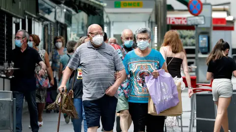 Varias personas en los alrededores del mercado del barrio de Collblanc de L'Hospitalet (Barcelona) Varias personas en los alrededores del mercado del barrio de Collblanc de L'Hospitalet (Barcelona)