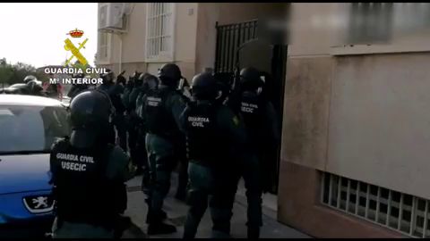Agentes de la Guardia Civil accediendo a la vivienda de Novelda.