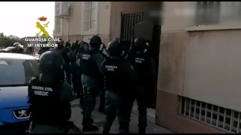 Agentes de la Guardia Civil accediendo a la vivienda de Novelda. Agentes de la Guardia Civil accediendo a la vivienda de Novelda.
