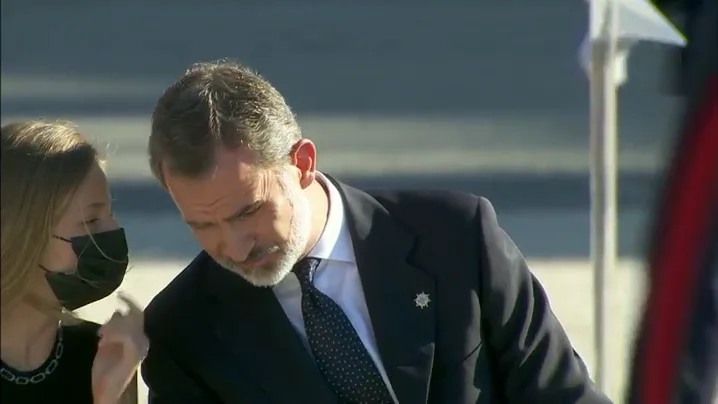 La princesa Leonor le recuerda al Rey que se ponga la mascarilla La princesa Leonor le recuerda al Rey que se ponga la mascarilla
