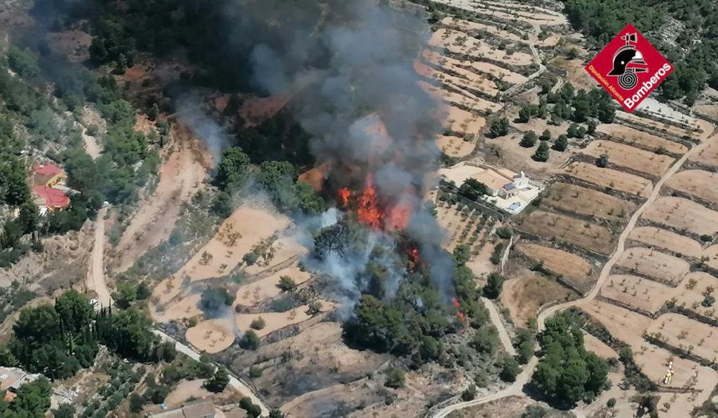 Un incendio forestal en Monóvar provoca el desalojo preventivo de una decena de viviendas en La Romaneta Un incendio forestal en Monóvar provoca el desalojo preventivo de una decena de viviendas en La Romaneta