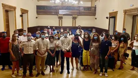 Lois Babarro, en el centro, tras ser reelegido presidente de AJE en la asamblea celebrada en el Liceo. Lois Babarro, en el centro, tras ser reelegido presidente de AJE en la asamblea celebrada en el Liceo.