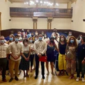 Lois Babarro, en el centro, tras ser reelegido presidente de AJE en la asamblea celebrada en el Liceo. Lois Babarro, en el centro, tras ser reelegido presidente de AJE en la asamblea celebrada en el Liceo.