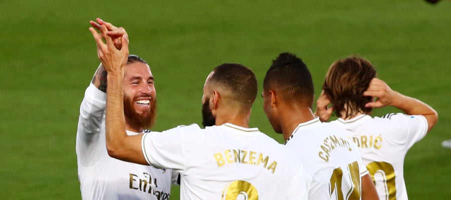 El Real Madrid celebra el gol de Benzema El Real Madrid celebra el gol de Benzema