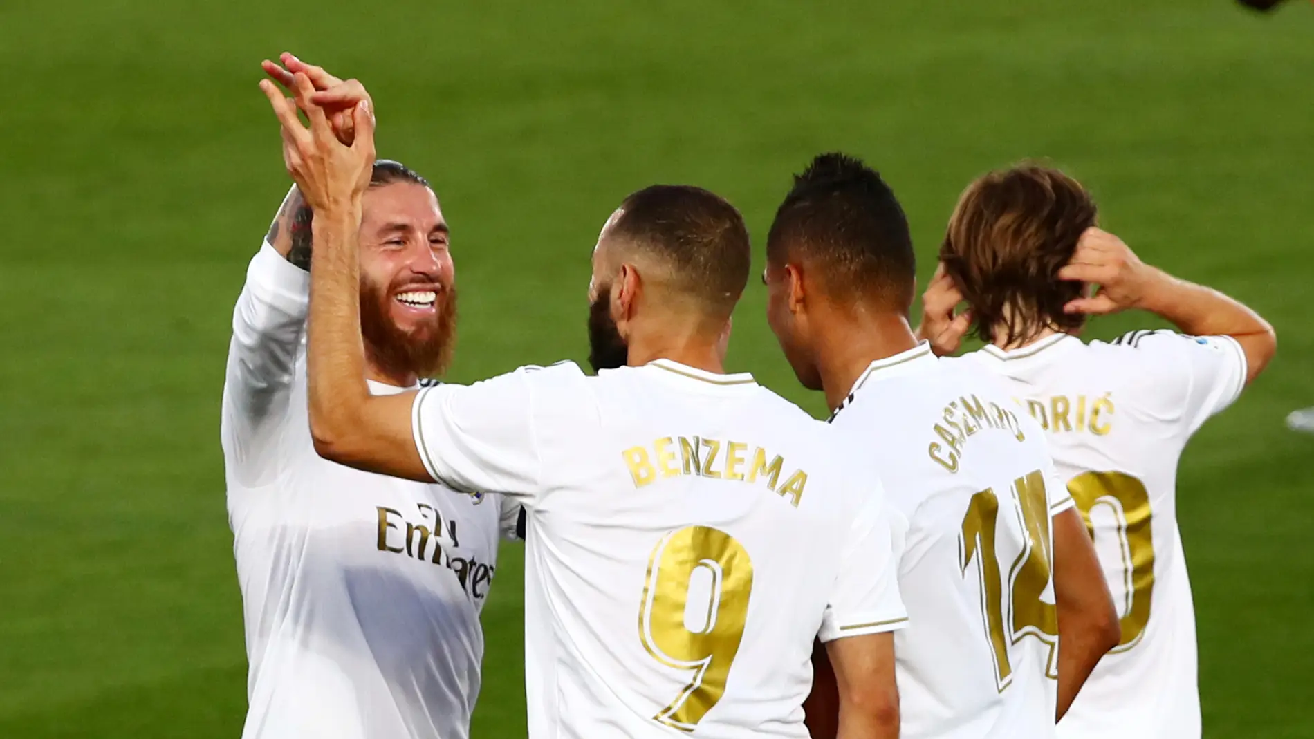 El Real Madrid celebra el gol de Benzema