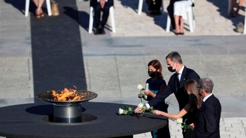 El rey Felipe VI deposita una flor en el pebetero central del funeral de Estado