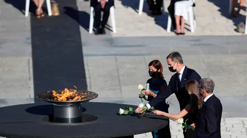 El rey Felipe VI deposita una flor en el pebetero central del funeral de Estado El rey Felipe VI deposita una flor en el pebetero central del funeral de Estado