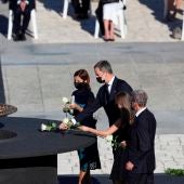 El rey Felipe VI deposita una flor en el pebetero central del funeral de Estado