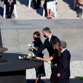 El rey Felipe VI deposita una flor en el pebetero central del funeral de Estado El rey Felipe VI deposita una flor en el pebetero central del funeral de Estado