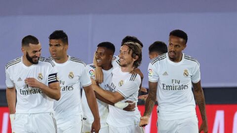 Los futbolistas del Real Madrid celebran un gol.