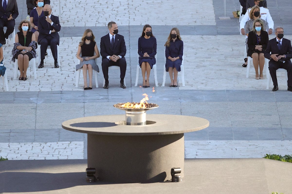 El rey Felipe VI pide mirar al futuro unidos desde "el respeto y el entendimiento" en el homenaje de Estado a las víctimas de la pandemia El rey Felipe VI pide mirar al futuro unidos desde "el respeto y el entendimiento" en el homenaje de Estado a las víctimas de la pandemia