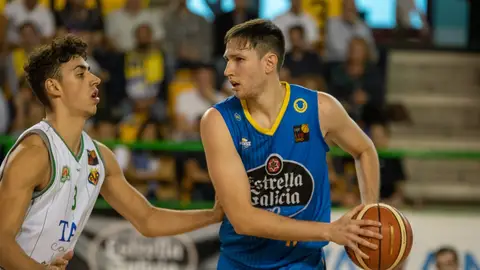 Edu Martínez, en una acción con Ourense. Edu Martínez, en una acción con Ourense.