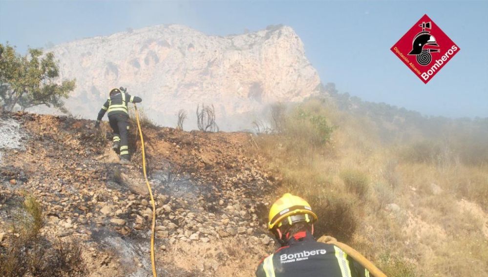 Bomberos en el incendio de Monóvar.