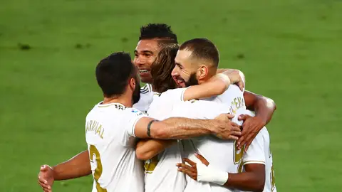 El Real Madrid festeja el tanto de Benzema contra el Villarreal El Real Madrid festeja el tanto de Benzema contra el Villarreal