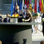 El rey y la princesa Leonor depositan una rosa en el pebetero en homenaje a las víctimas