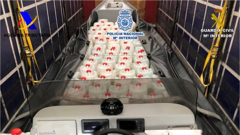 Narcolancha con bidones de combustible intervenida en Santa Pola.