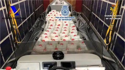 Narcolancha con bidones de combustible intervenida en Santa Pola. Narcolancha con bidones de combustible intervenida en Santa Pola.