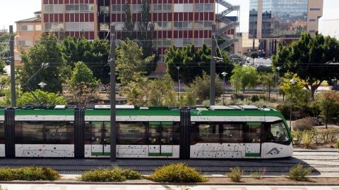 Metro de Málaga a su paso por la Universidad.