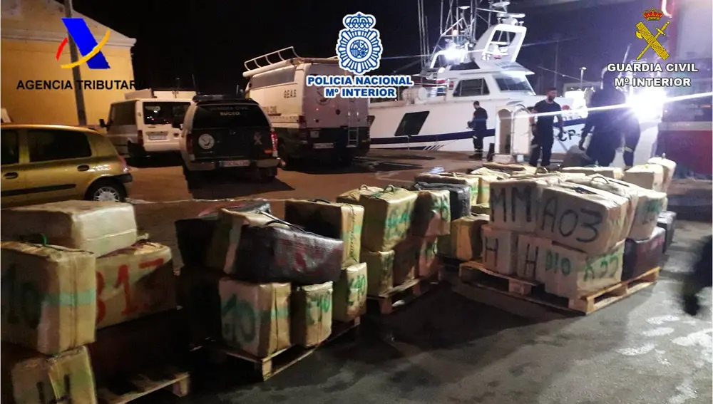 Parte de los fardos incautados en la operación policial. Parte de los fardos incautados en la operación policial.