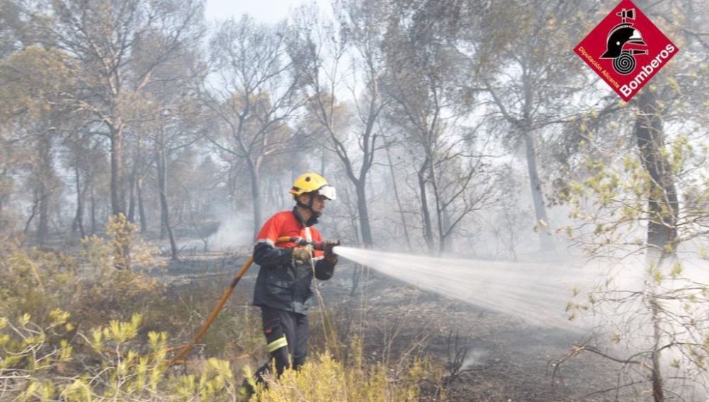 Bombero en el incendio forestal de Monóvar.