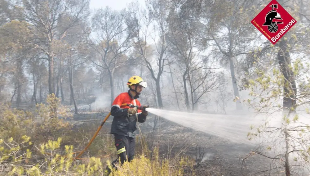 Bombero en el incendio forestal de Monóvar. Bombero en el incendio forestal de Monóvar.