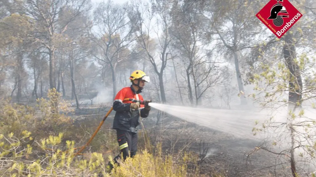 Bombero en el incendio forestal de Monóvar. Bombero en el incendio forestal de Monóvar.