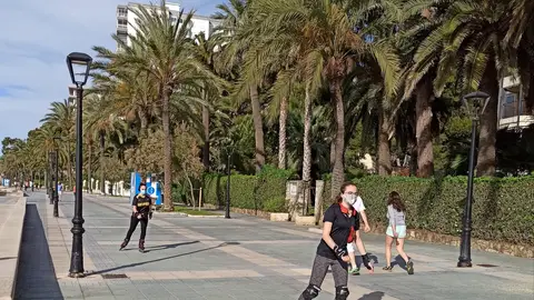 Ciudadanos llevando la mascarilla. Ciudadanos llevando la mascarilla.