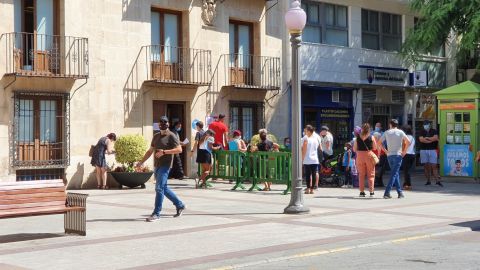 Cola en la OMAC de la Plaza de Baix de Elche.