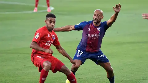 Mikel Rico pelea un balón en el partido del Huesca. Mikel Rico pelea un balón en el partido del Huesca.
