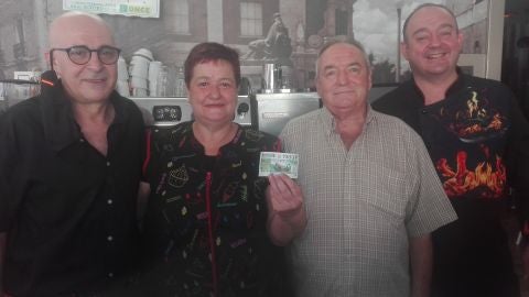 Los responsables de "La Frasca" con un cup&oacute;n premiado