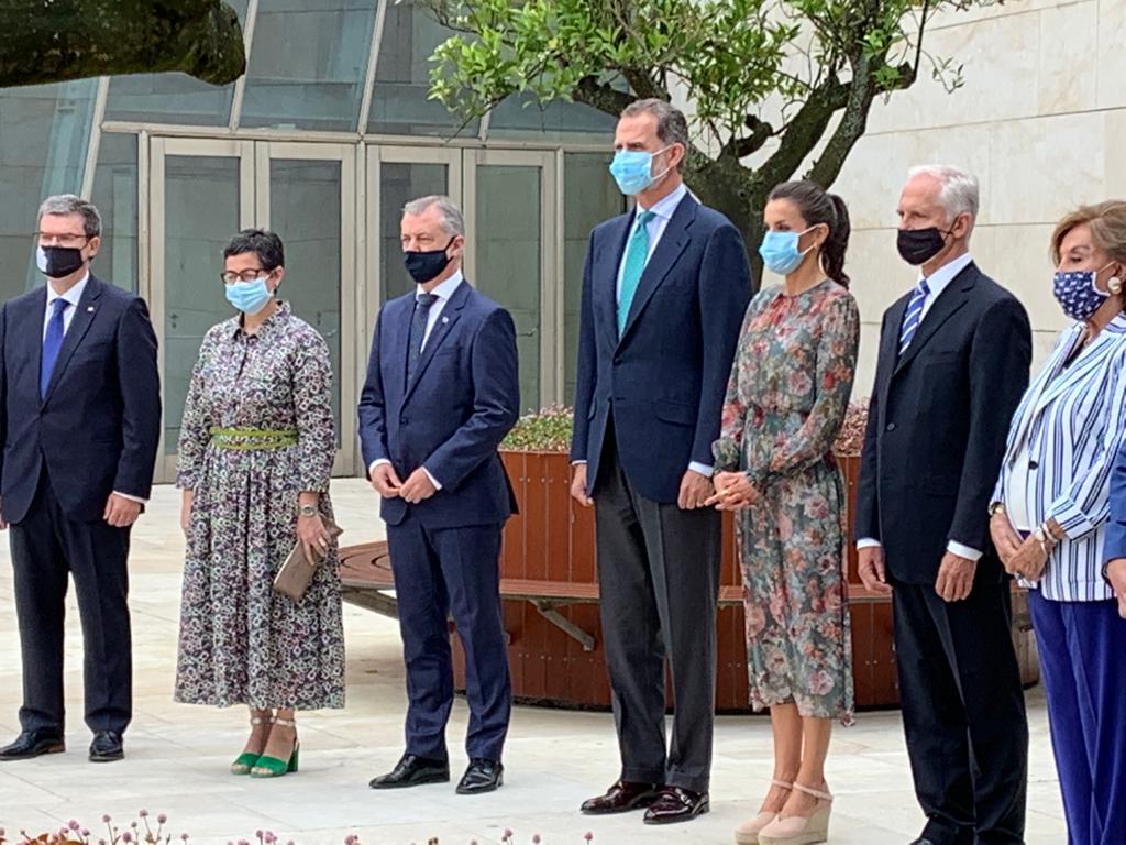 La reina Letizia, con un vestido de Zara de 2017 hoy en Bilbao: ¿mensaje de austeridad al rey emérito? La reina Letizia, con un vestido de Zara de 2017 hoy en Bilbao: ¿mensaje de austeridad al rey emérito?