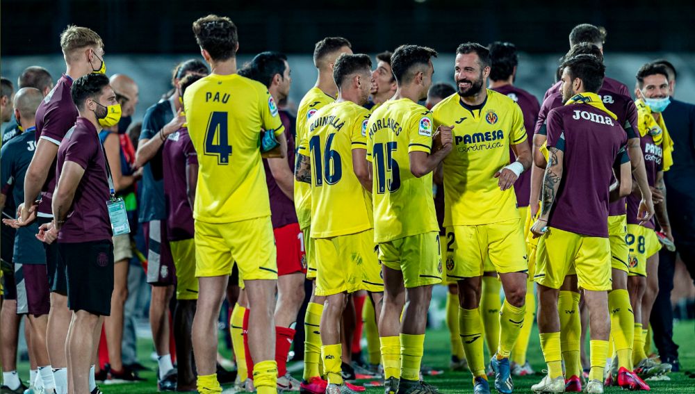 La plantilla del Villarreal celebra su clasificación europea