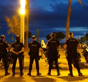 Agentes de la policía nacional en la Playa de Palma. Agentes de la policía nacional en la Playa de Palma.