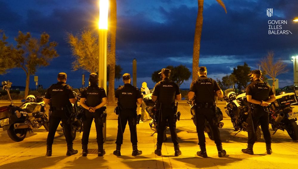 Agentes de la policía nacional en la Playa de Palma.