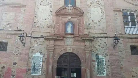 Las placas franquistas fueron retiradas del convento de Los Mercedarios de Herencia Las placas franquistas fueron retiradas del convento de Los Mercedarios de Herencia
