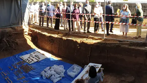 Carmen Calvo visita la fosa Pico Reja Carmen Calvo visita la fosa Pico Reja