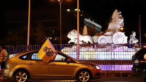 Aficionado celebran desde su vehículo el título de Liga del Madrid. Aficionado celebran desde su vehículo el título de Liga del Madrid.