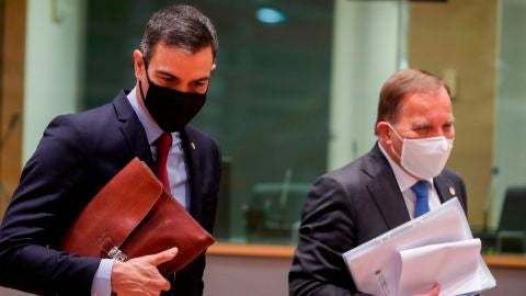 Pedro Sanchez y el primer ministro sueco, Stefan Lofven, en la reuni&oacute;n del Consejo Europeo extraordinario que se celebra en Bruselas