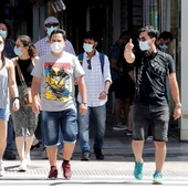 Ciudadanos utilizan mascarilla por el centro de Valencia Ciudadanos utilizan mascarilla por el centro de Valencia