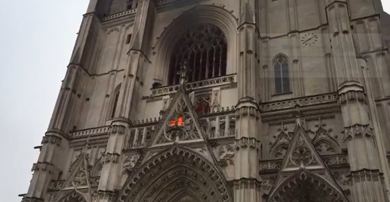 Sospechan que el incendio en la catedral de Nantes tiene un origen criminal Sospechan que el incendio en la catedral de Nantes tiene un origen criminal
