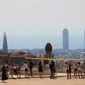 Varios visitantes en el parque Güell de Barcelona